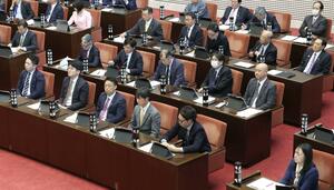 花角英世知事が県議会に「信を問う」とした県議会12月定例会。県政野党会派が対決姿勢を強めている=2日、県議会