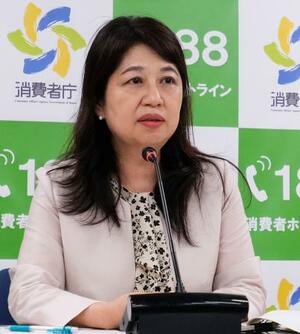 定例記者会見をする消費者庁の堀井奈津子長官。日本マクドナルドに販売方法の改善を要望したと明らかにした=21日午後、消費者庁