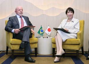 会談に臨む高市首相(右)とブラジルのルラ大統領=16日、フランス東部エビアン(代表撮影・共同)