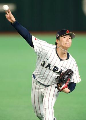 キャッチボールで調整する山本=東京ドーム