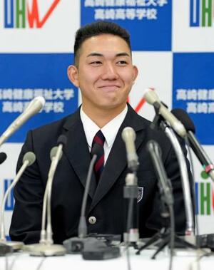ロッテから1位指名を受け、笑顔で記者会見する健大高崎高の石垣元気投手=23日、群馬県高崎市