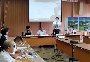 本格的な利用促進策を話し合った大糸線の振興部会=7月12日、長野県大町市役所