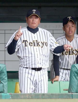 サインを出す帝京長岡の芝草宇宙監督＝富山市民球場