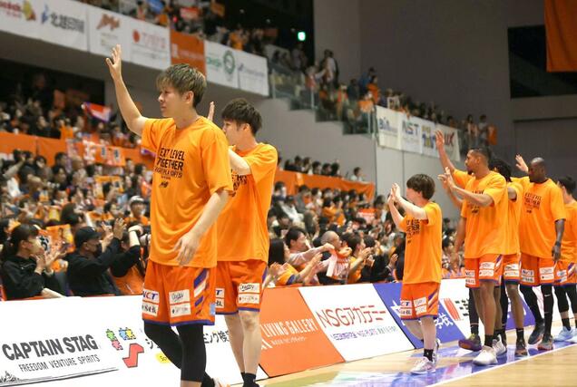 新潟－岐阜　試合後、観客の声援に応える選手ら＝アオーレ長岡