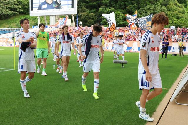 福岡－新潟　福岡に２－３で敗れ、引き上げる新潟の選手たち＝６月２１日、福岡市のベスト電器スタジアム