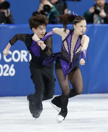 団体アイスダンス・ＲＤ　演技する吉田唄菜（右）、森田真沙也組＝ミラノ（共同）
