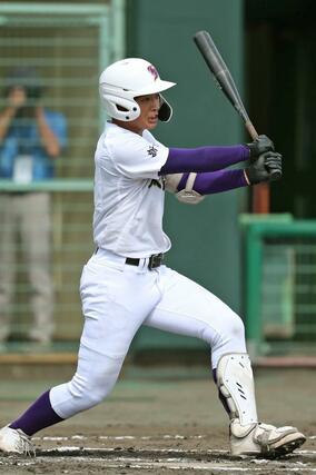 東京学館１回１死一三塁、深川珀が先制適時打を放つ＝三条市パールスタ