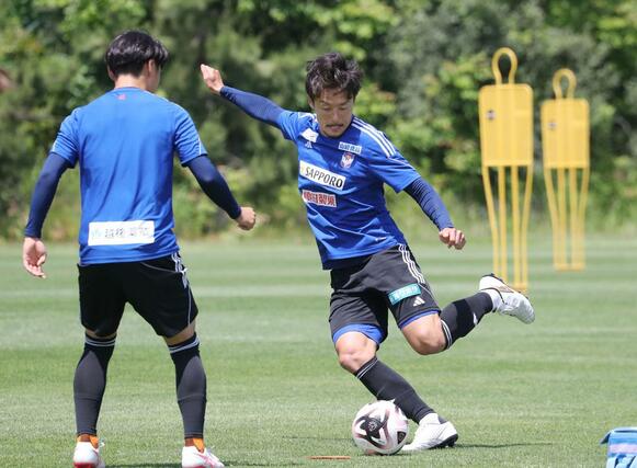 古巣のJ2長崎との試合に向け調整するMF島田譲=新潟県聖籠町