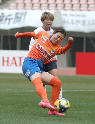 新潟Ｌ－大宮　前半、シュートを放つＭＦ川村優理＝デンカビッグスワン