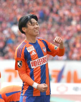 新潟-C大阪 前半、FW矢村健のゴールで1-0。お膳立てしてガッツポーズのDF稲村隼翔=ビッグスワン