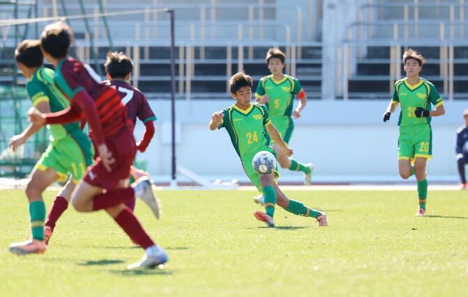 尚志―帝京長岡　前半、前線にパスを出す帝京長岡のＭＦ茂木勇樹（２４）＝浦和駒場スタジアム