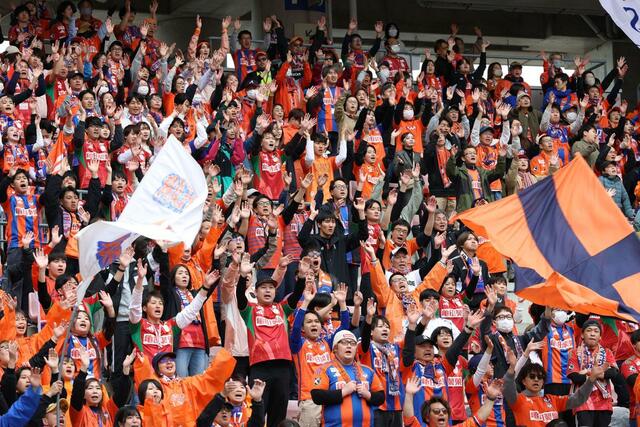試合前、声援を送るサポーター＝デンカビッグスワンスタジアム