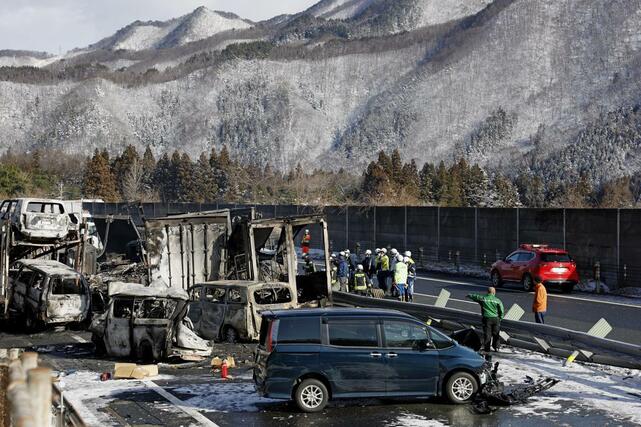 関越自動車道下り線で発生した多重事故の現場＝２７日午前１０時前、群馬県みなかみ町