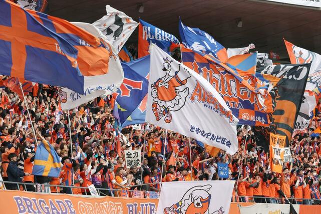 新潟-C大阪 試合前、気勢を上げる新潟サポーター=ビッグスワン