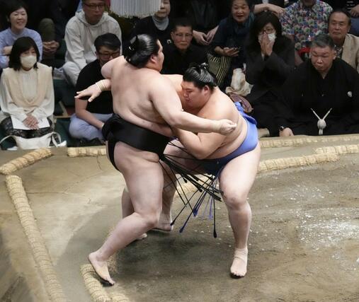 大相撲夏場所１３日目、琴桜（左）を寄り切りで破り優勝を決めた大の里。横綱昇進を確実にした＝２３日、東京・両国国技館