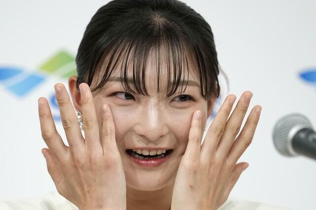 現役引退の記者会見で、涙を拭うフィギュアスケート女子の坂本花織＝１３日午前、神戸市内のホテル