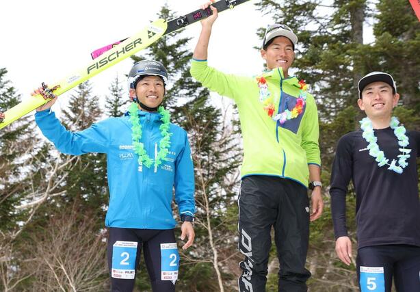 準優勝し表彰式で笑顔で写真に納まる遠藤健太(左)
