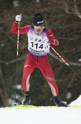 距離 男子10キロフリー 準優勝した坂詰真吾(十日町)が3キロ過ぎの坂を駆け上がる=十日町市