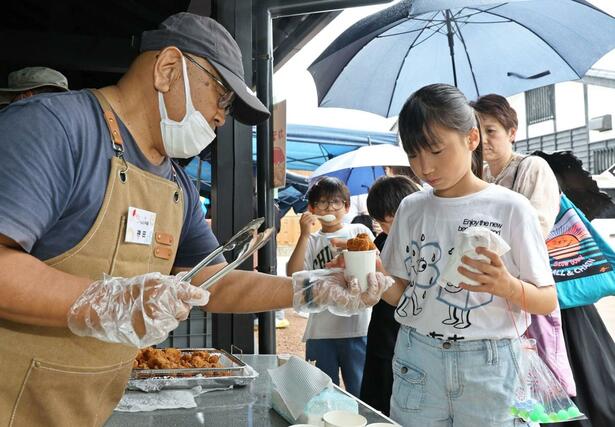 多くの親子連れが集まった縁日のような雰囲気の「出張こども食堂」＝６月３０日、石川県輪島市