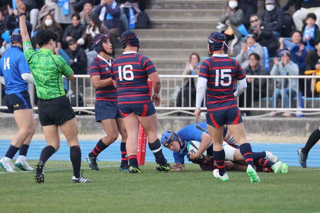 日本航空石川－北越　後半１４分、モールで押し込むと最後は北越の左センター鳥山珀亜がトライを決めて５－４２＝花園ラグビー場