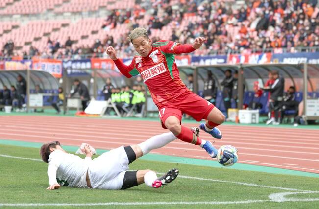 後半、ドリブルで突破を図るＭＦシマブクカズヨシ＝７日、デンカビッグスワンスタジアム