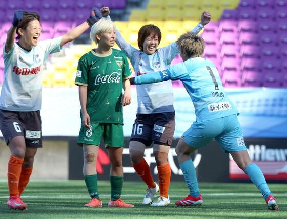 新潟Ｌ－日テレ東京Ｖ　後半追加タイム、途中出場のＭＦ富岡千宙が執念のゴールを決める＝サンガＳ（写真映像部・富山翼）