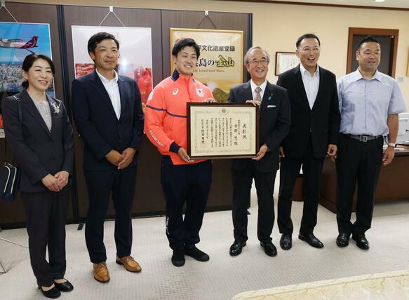県スポーツ賞の表彰を受け花角知事と記念撮影をする古野慧選手（左から３人目）＝６月２３日、県庁
