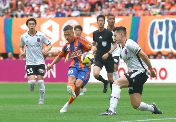新潟-FC東京 前半、小野裕二(99)がシュートを放つ=ビッグスワン