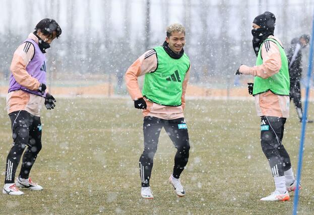 奈良戦に向けて練習するＭＦシマブクカズヨシ（中央）＝聖籠町