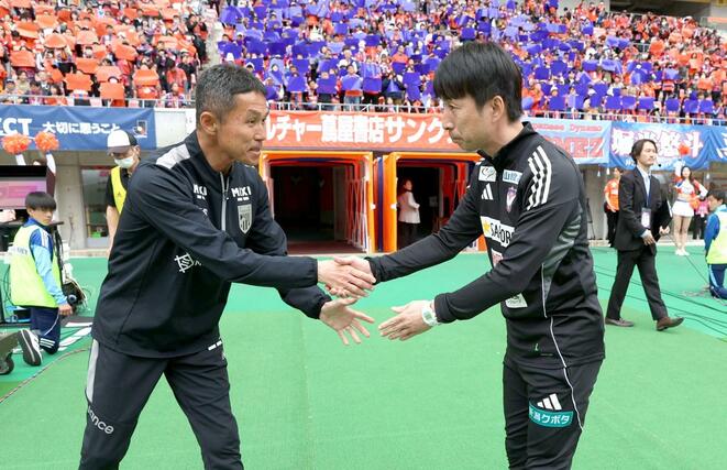 新潟-FC東京 試合前、握手する新潟の樹森大介監督(右)とFC東京の松橋力蔵監督=ビッグスワン