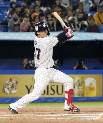 ８回ヤクルト２死、伊藤が右前にプロ初安打を放つ＝神宮