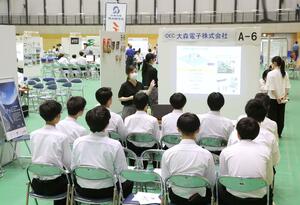 企業の説明を熱心に聞く高校3年生=7月5日、新潟市秋葉区総合体育館