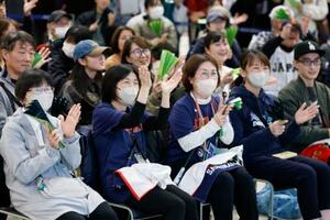 　ＷＢＣ日本対台湾戦のパブリックビューイング会場で、応援する人たち＝６日午後、千葉市