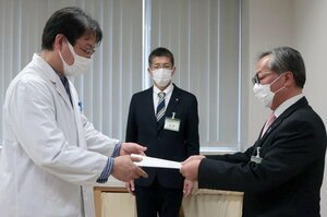 辞令を受け取る吉川診療所の伊藤崇敏医師(左)=上越市吉川区原之町
