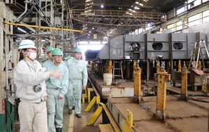 造船の現場を見学する生徒=18日、新潟市中央区