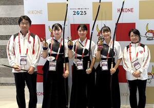 弓道少年女子の遠的で、4位入賞した本県の選手たち=滋賀県彦根市