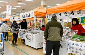 　商業施設に出店する店舗で行われた「出張輪島朝市」の初売り＝３日午前、石川県輪島市