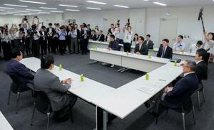 ガソリン税に上乗せされている暫定税率の廃止に関する実務者協議=21日午後、国会