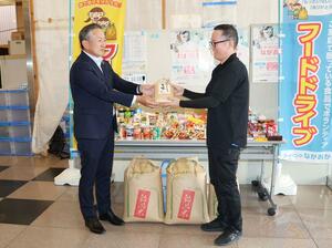 長岡信金がフードバンクながおかに食料品を寄付した贈呈式=長岡市大島本町3
