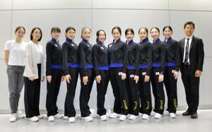 成田空港で取材に応じた新体操の村田由香里・日本体操協会強化本部長(左から2人目)と日本代表選手ら=27日