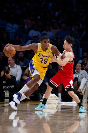 　レーカーズの八村塁（左）とブルズの河村勇輝＝１２日、ロサンゼルス（ＡＰ＝共同）