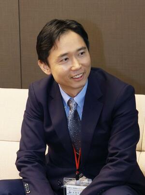 佐渡市の国際交流員に着任した趙堅さん=佐渡市役所