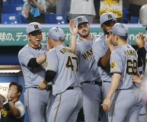 ヤクルトに勝利しナインを迎える阪神・藤川監督(左端)=神宮