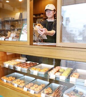 おからドーナツの揚げたてをいつでも食べられる「おやつショップdabo」=長岡市大島本町1