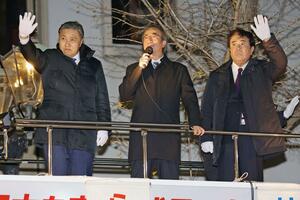 花角英世知事(中央)と自民県議団が拉致問題の解決を訴えた街頭演説=12月11日、新潟市中央区