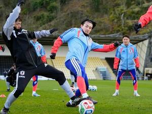 スコットランド戦に向け調整する上田(手前右)ら=ダンバートン(共同)