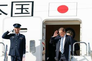 国連総会などを終え帰国した石破首相(右)=25日午後、羽田空港