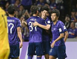 広島―上海海港 前半、先制ゴールを決め喜ぶ広島・荒木(右から2人目)=Eピース