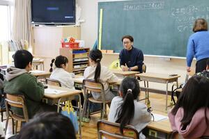 鎧郷小の子どもたちに認知症当事者の思いを伝える丹野智文さん＝新潟市西蒲区