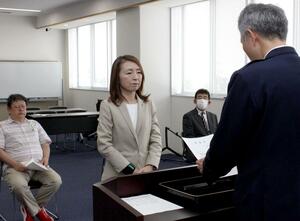 妙高署の小泉衛署長から委嘱状を受け取る特殊詐欺被害防止推進員=新潟県妙高市の同署